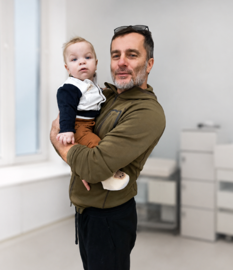 Dr Adam Mol z dzieckiem na rękach